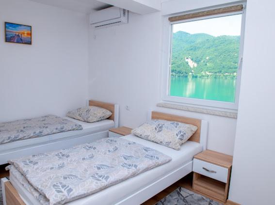 Jezero *